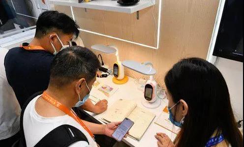 巨头汇集教育硬件，智能作业灯何以突围？
