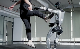 数央网观察：宇树机器人反复被“踹倒”后站起，网友看不下去了